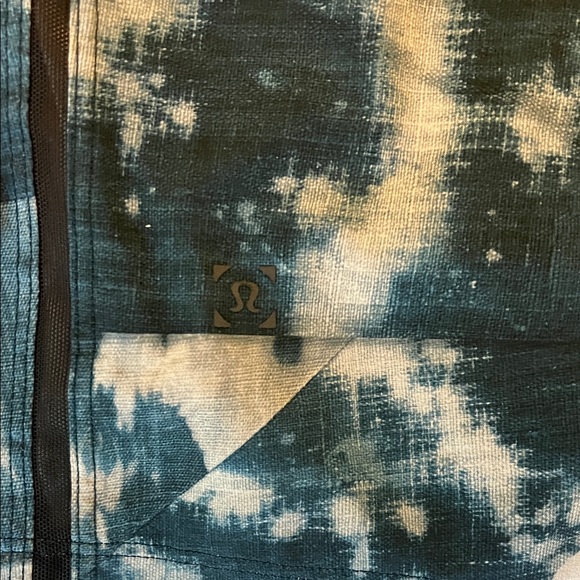 lululemon athletica Blue Patterned Men's Athletic Shorts - Picture 3 of 4